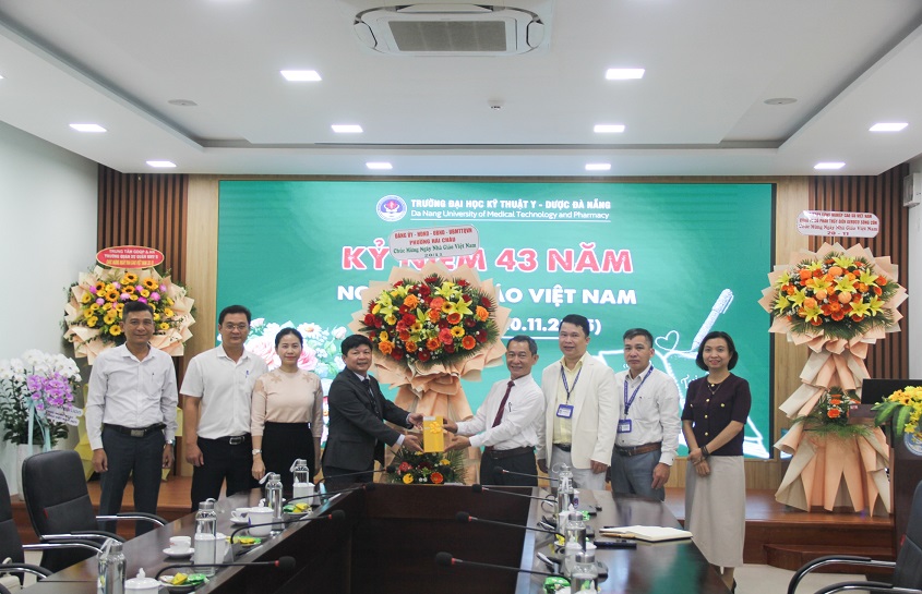 Leaders of Hai Chau Ward Visit and Extend Congratulations to Da Nang University of Medical Technology and Pharmacy on the 43rd Anniversary of Vietnamese Teachers’ Day
